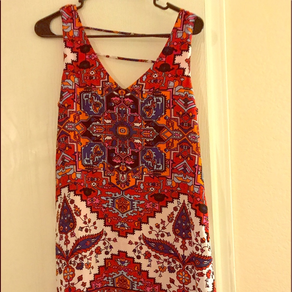 Beautiful dress with pockets with a modern print !